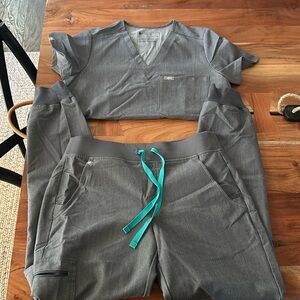 FIGS SCRUB SET